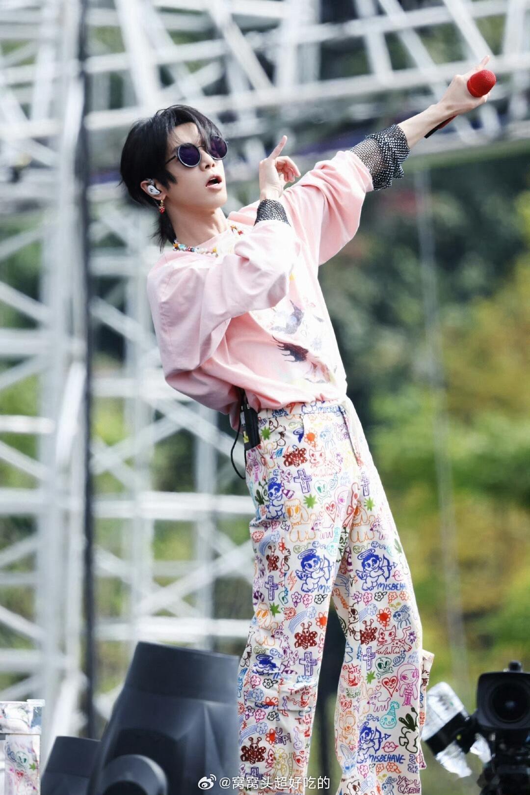 #华晨宇被答案之书硬控2分钟#花花的趣味真是令人惊喜！这玩答案之书每一个答案都在