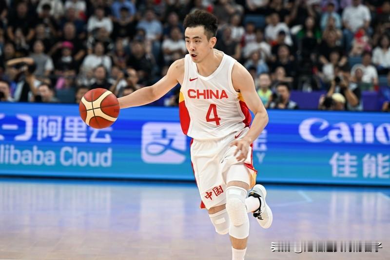 赵继伟的后卫水平在国家队排名还真不好说。在CBA里，他可是相当厉害。他是辽宁4冠