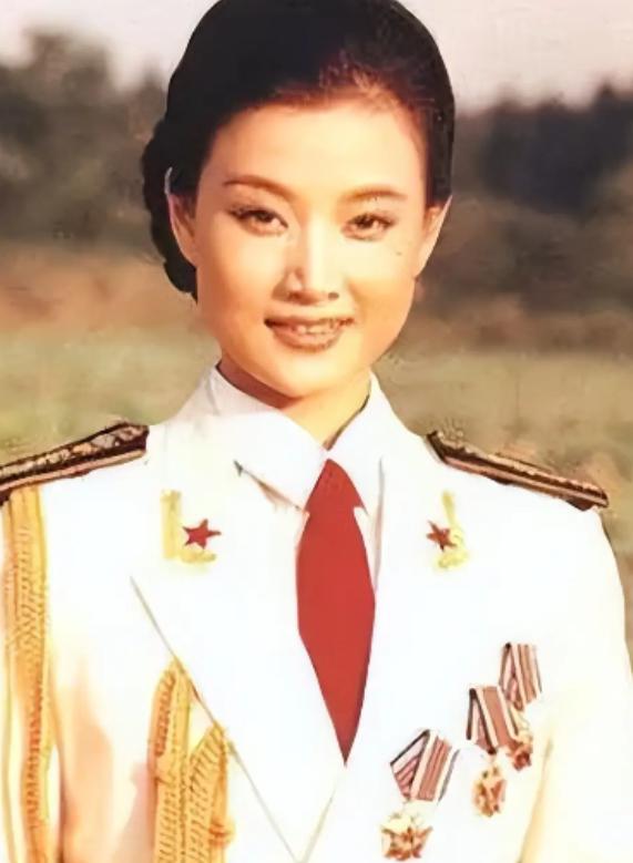 1995年，正当红的歌唱家宋祖英，竟硬生生亲手把年仅18岁、长相十分漂亮水灵的同