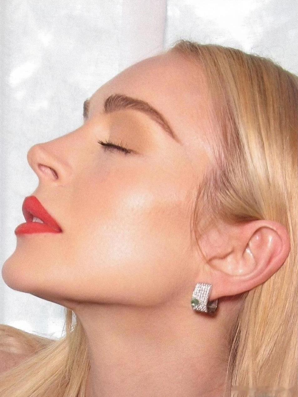 Lindsay Lohan林赛罗韩分享新妆造细节和造型，用红唇和亮片营造节日氛围