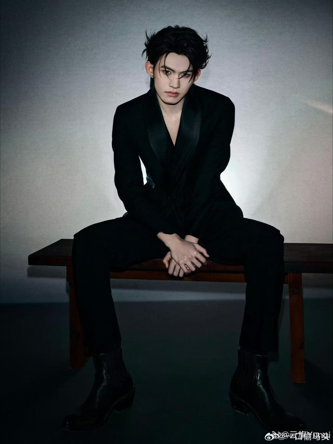 云旗高定濮院高定时尚周第二套造型又帅又稳，贵公子气质拿捏死死的，颜值状态双在线！