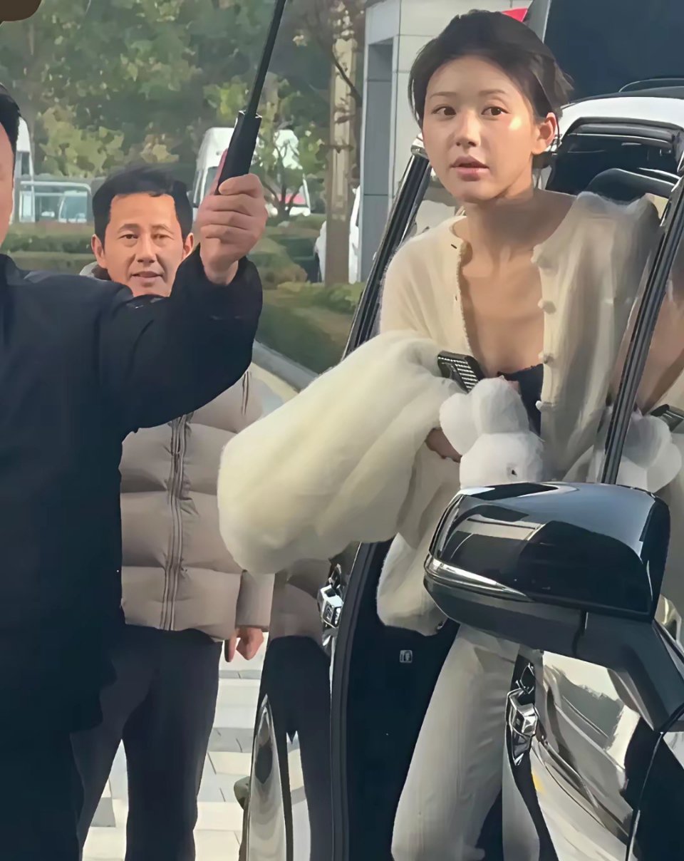 赵露思不愧是四川第一美人，没有美颜的偷拍，也是美若天仙 ​​​