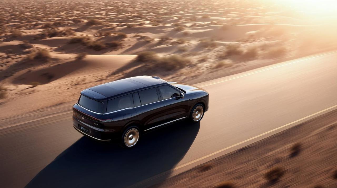 智己LS9预售价33.69万起，30万级大六座，这才是旗舰该有的“降维打击”
