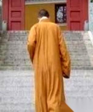 一个和尚，死了。
整理遗物时，翻出来一张存折，474万。
更炸裂的是，一个女人找