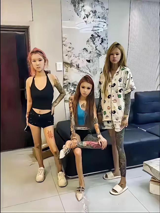 这几位昼伏夜出的精神表妹，不知是何方神圣，看这穿着打扮，加上一身的妖魔道符，肯定