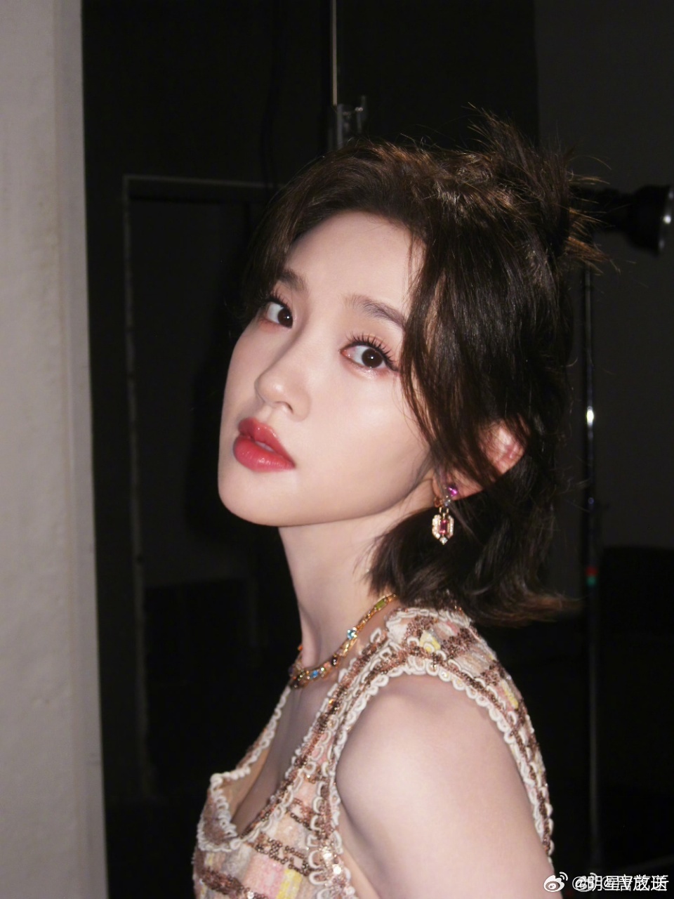 这是我从未见过的唐艺昕 是谁又被姐姐的营业美到了！这组ccd照片里的唐艺昕，像是