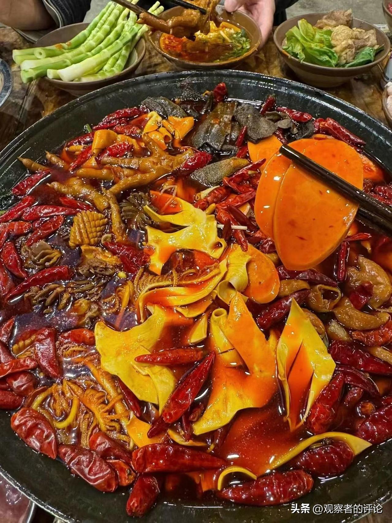 在四川，在川渝地区，火锅不是必要品，而是必需品，很多四川人半月或者一月都要去吃一