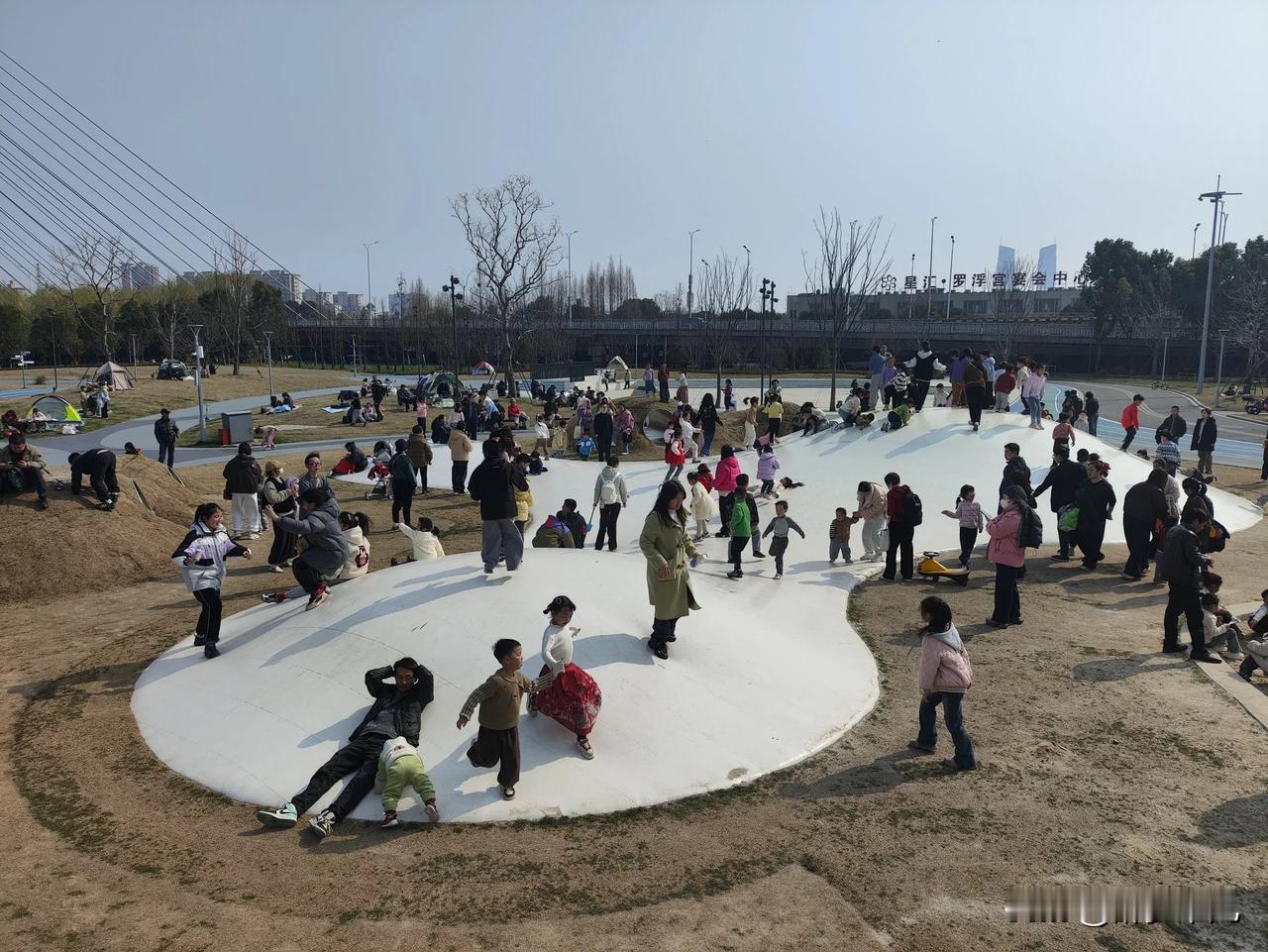 湖州小梅港公园，天气好点的周末，太湖路肯定会堵车。 
建议其他公园搞多一点
这个