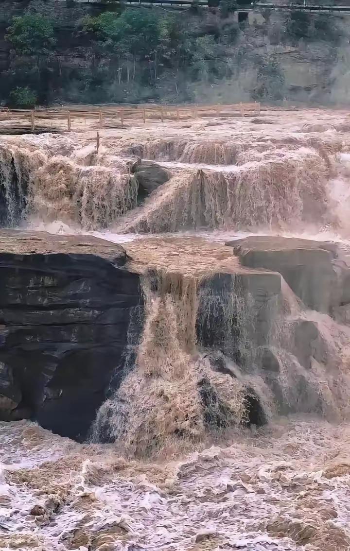 复杂不在教育，而在全民对教育的认知上。
教育真正的内涵是如何成人，而不是简单的如