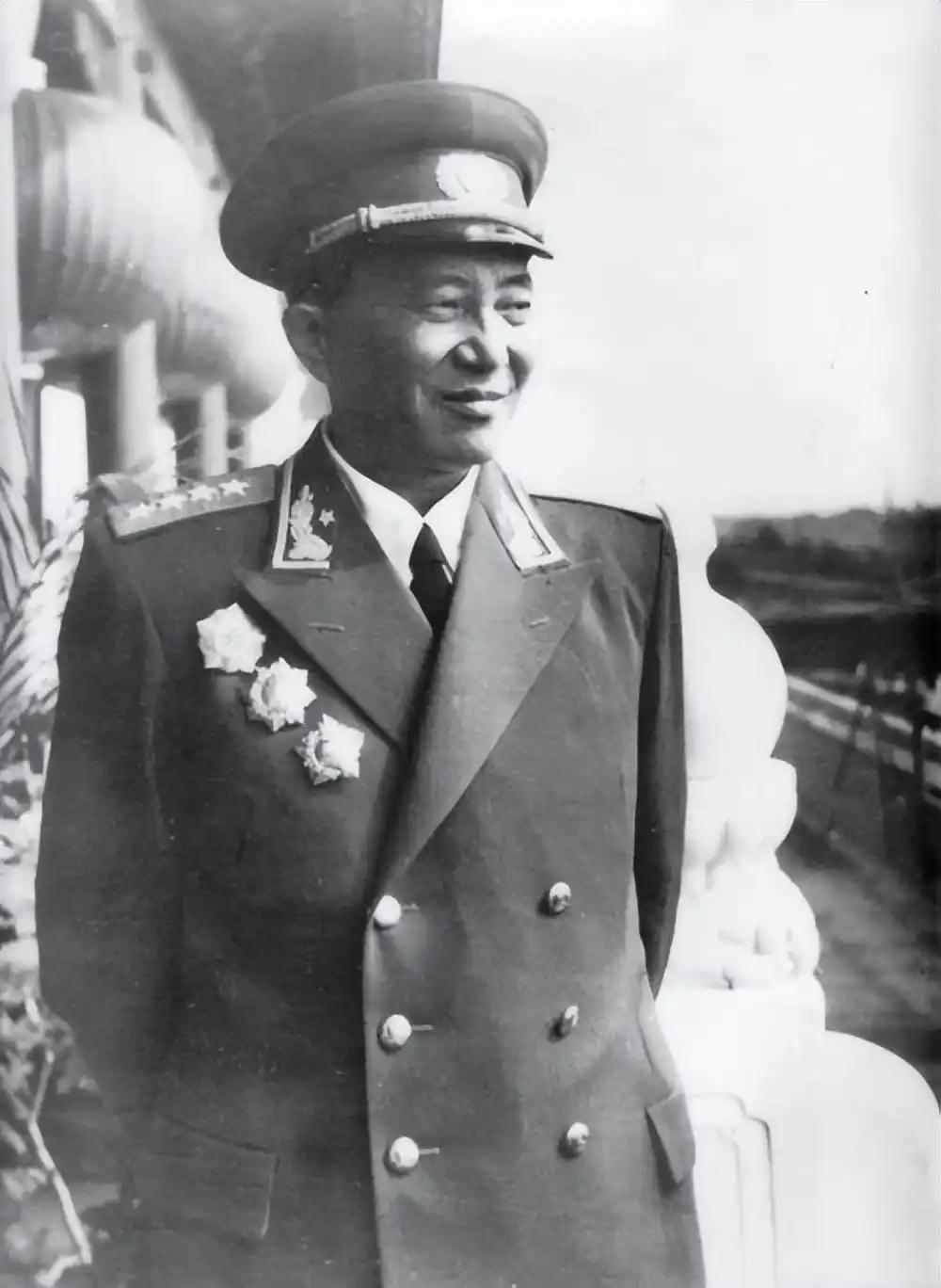 1965年上海，空军第一任司令员刘亚楼躺在病榻旁，冲着他41岁的爱人发了一条指令