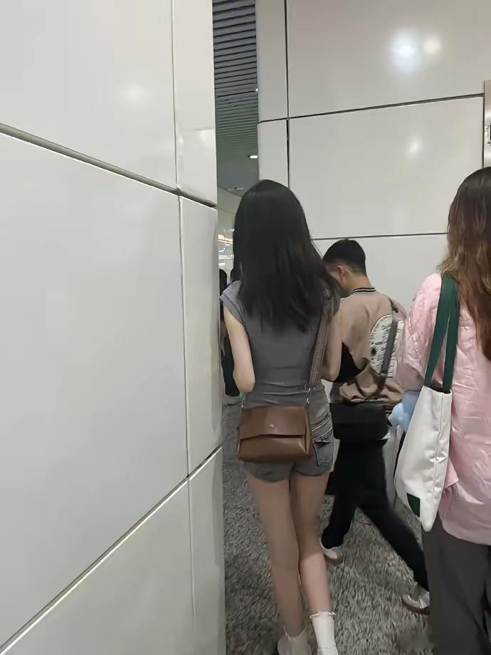 我宣布这就是腿精本精！去年地铁站邂逅的神级美腿，细长白皙，骨肉匀亭，这比例简直逆