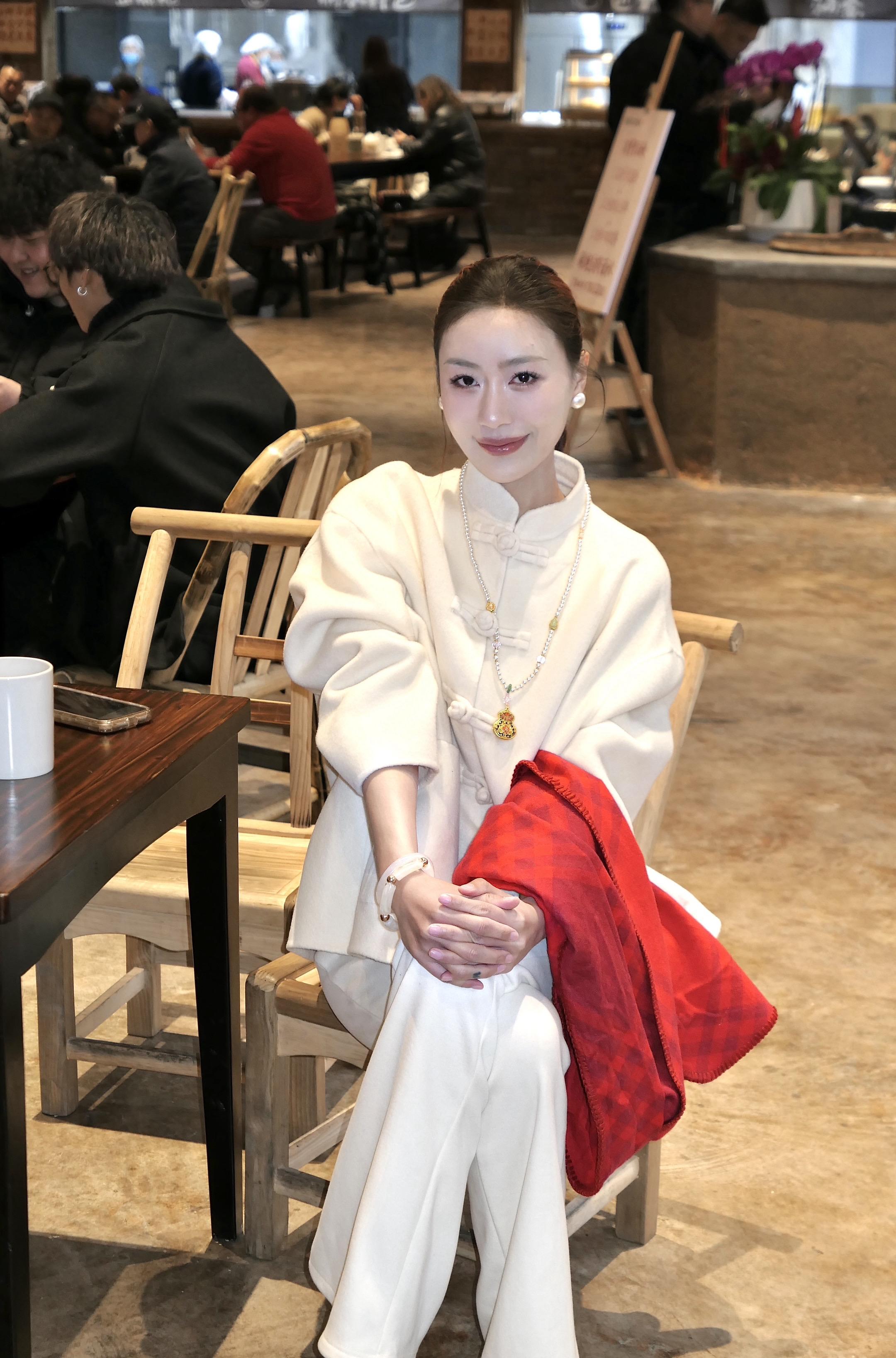 哥们虽然穷的铃儿响叮 但是好女人志在四方。      帮帮忙