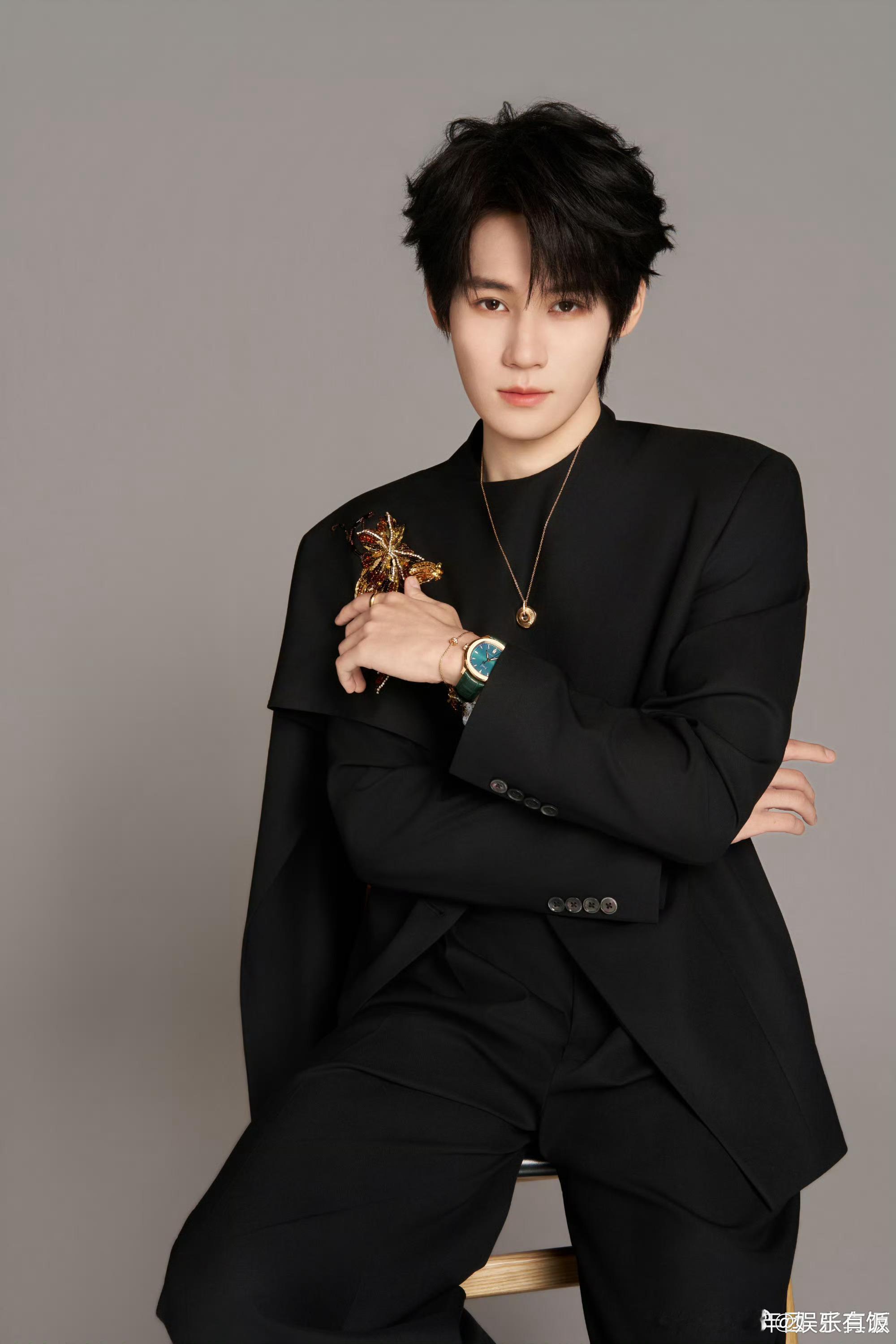 张真源晒呼安睡颜 分享呼安居家日常，小家伙四仰八叉睡得香甜，完美继承“能睡”属性