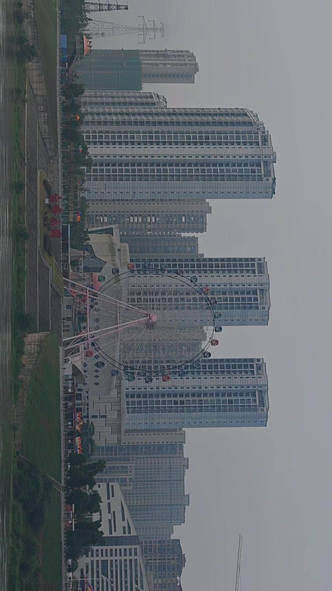 站在江对岸望着宝峰公园，江水依旧静静流淌，小城却早已高楼林立，转动的摩天轮在暮色