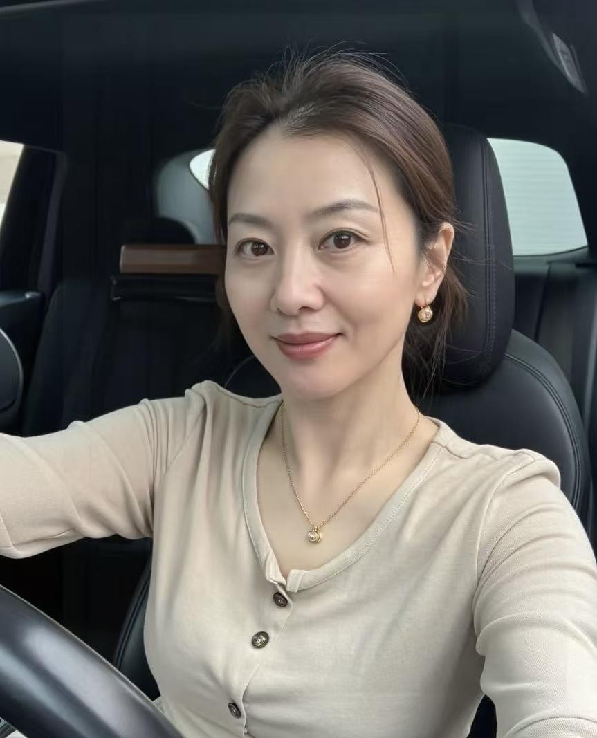 女人到了中年，更要好好打扮自己。别觉得年纪大了就能随便将就，精致的打扮直接改变你