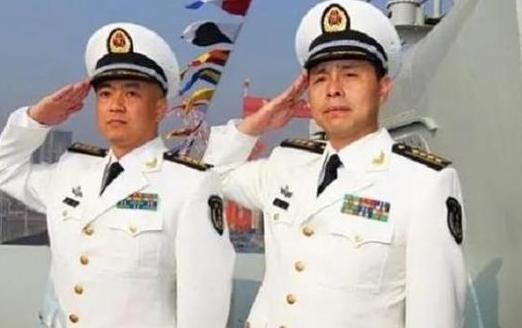军队有了政委，为何还要政治部主任？是不是重复了？

政委和政治部主任，都是我军非