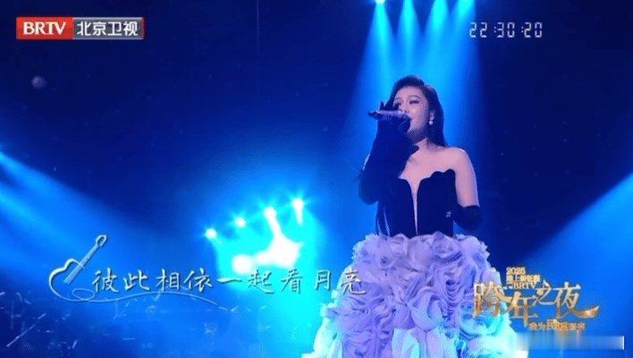 袁娅维有种我在KTV唱歌的松弛感  袁娅维跨年晚会现场太炸了！《阿楚姑娘》温柔如