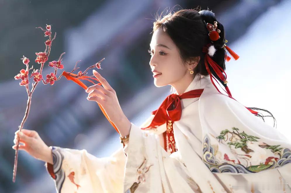 青青娱乐吴宣仪一袭红色汉服娇俏又喜庆 漫步园林古典雅致 