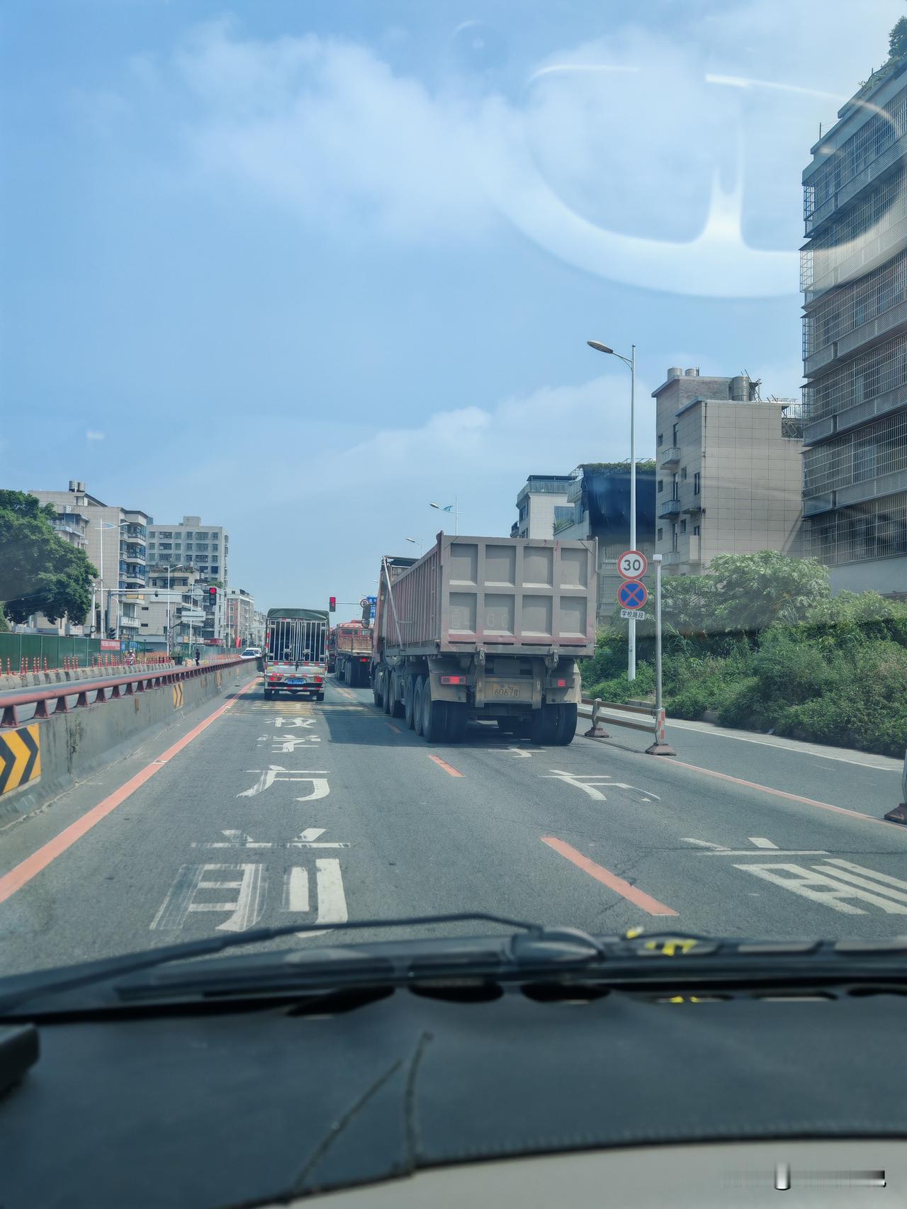 中秋假期收尾，返程路上，心血来潮跑一趟久违的324国道。网上经常讨论的走国道还是