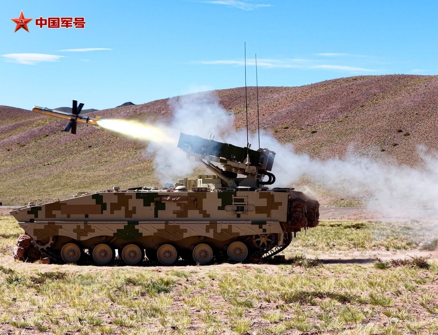 近日，陆军第76集团军某旅组织炮兵分队实弹射击。 ​​​