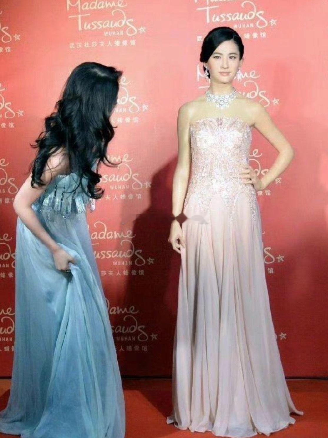 刘亦菲和自己的蜡像，感觉还是本人漂亮 