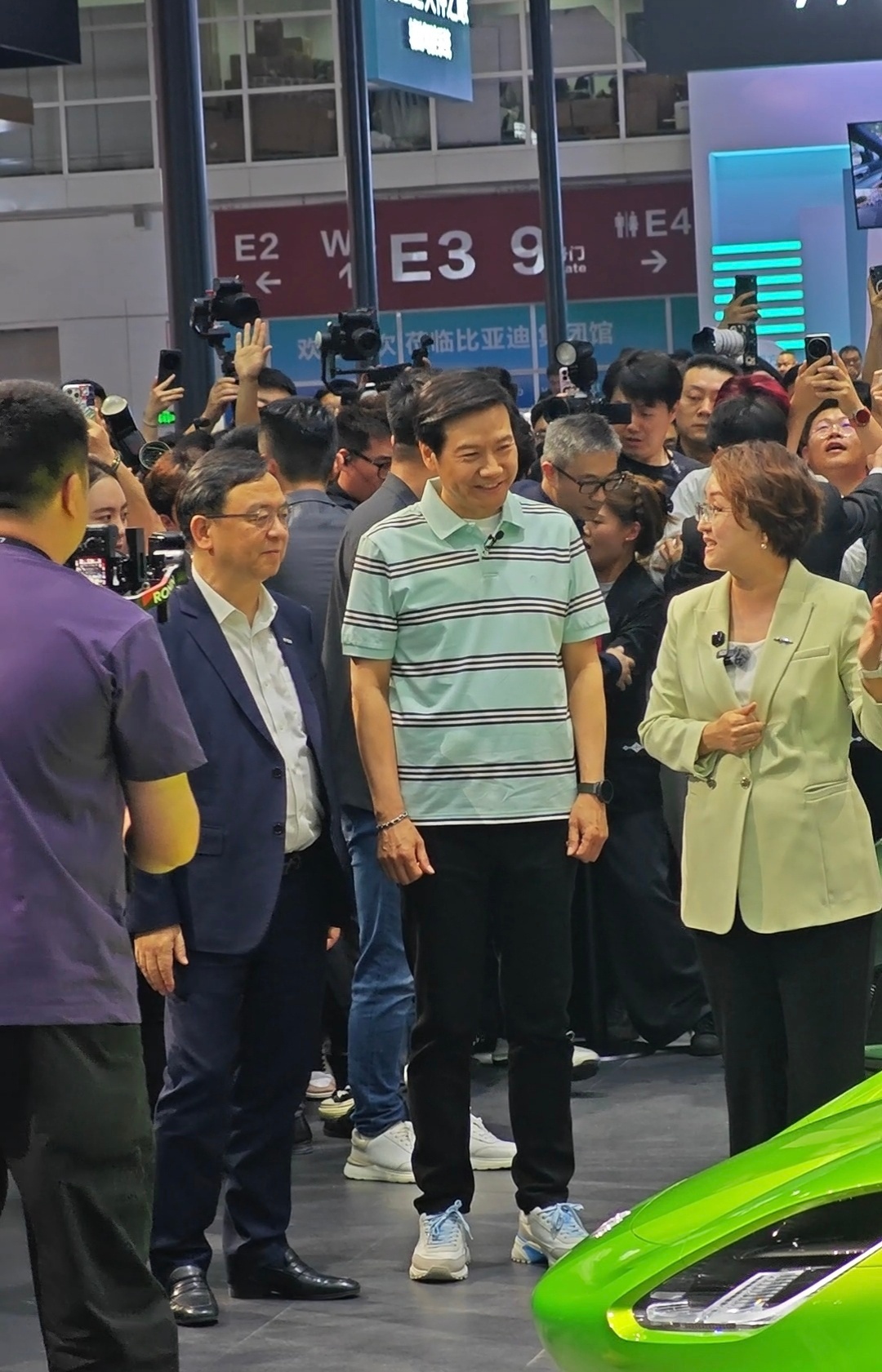 雷总在北京车展专程打卡比亚迪方程豹展台，现场人头攒动、人气拉满。本次车展比亚迪实