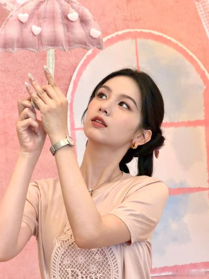 周也不吃原相机压力周也好美萌的一颗水蜜桃水灵透亮的气质，妥妥行走的水蜜桃本人 