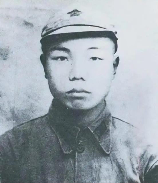 1938 年，地主胆大妄为，当众铡了一位八路军司令震慑百姓，萧华得知消息后大怒，