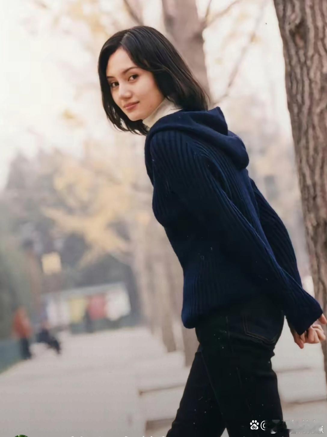 袁泉年轻的时候太有辨识度！眉眼间带着清冷又灵动的气质，素净的模样自带故事感，妥妥