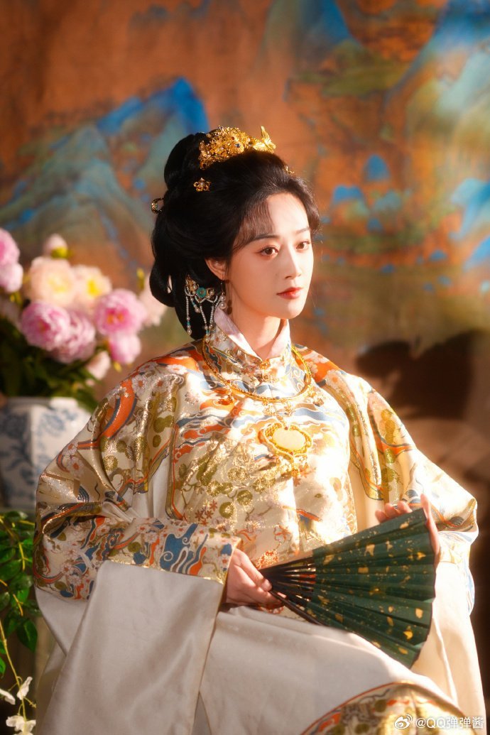 蓝盈莹明制汉服造型蓝盈莹是明定的缘分 金钗挽云鬓，团扇遮轻颜，蓝盈莹明制汉服把元