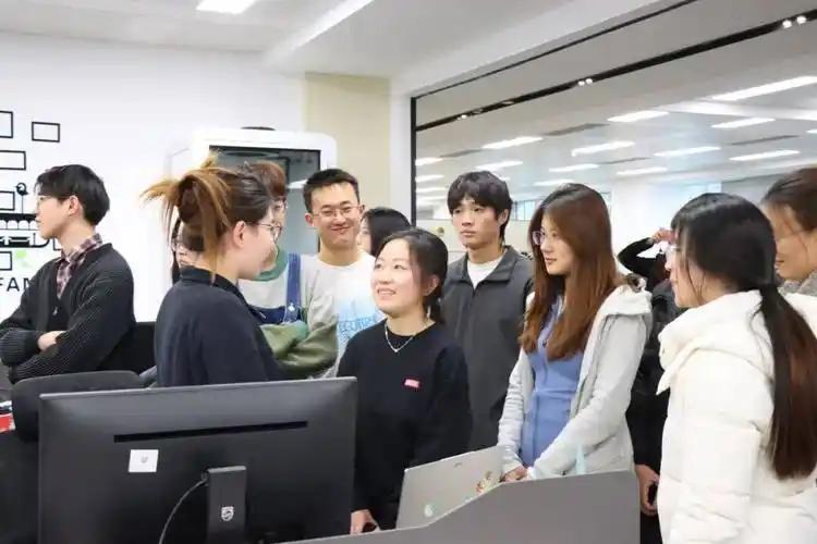 [浮云]我是小派，混投资圈有些年头了，什么模型、估值、行研都算见过，可身边一位朋