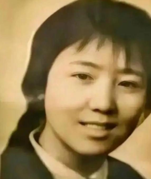 1972年，泥瓦匠张复生迎娶了女知青乔献华。新婚夜，他发现妻子的腰很粗，面对他的