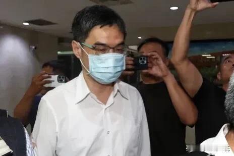 端木正   从柯粉变“冤家”

柯文哲身陷政治献金风暴，竞选团队昨天递状控告会计