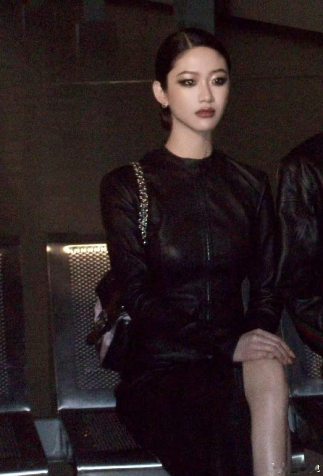 向涵之烟熏妆 烟熏妆搭配清冷千金感，复古摩登又飒爽利落！向涵之这组妆造张力拉满，