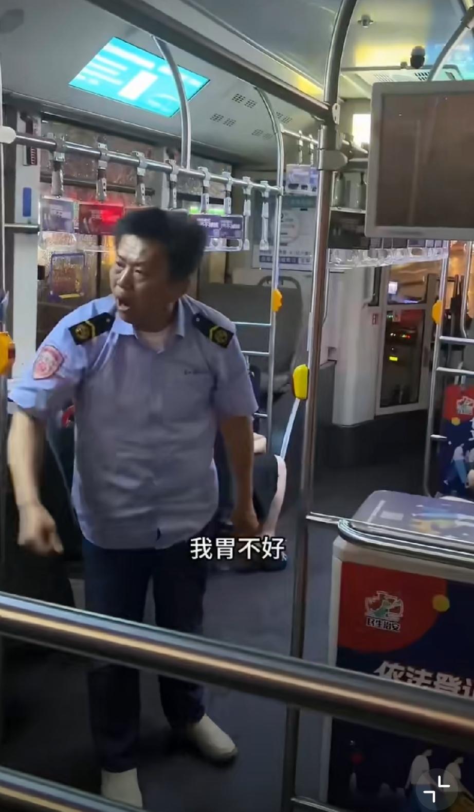 苏州9路公交，未开空调却收取空调车费！
乘客向司机提出异议。司机：不要和我讲跟领