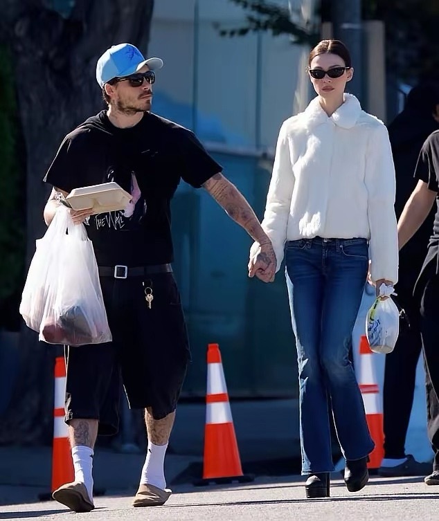 布鲁克林·贝克汉姆和31岁妻子手牵手逛农贸市场，两人非常恩爱。英媒称26岁的大布