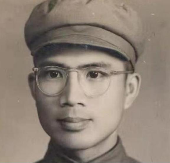 1951年，一个15岁新兵擦大炮，埋头看瞄准镜，谁料突然瞅见，敌人阵地上出现一奇