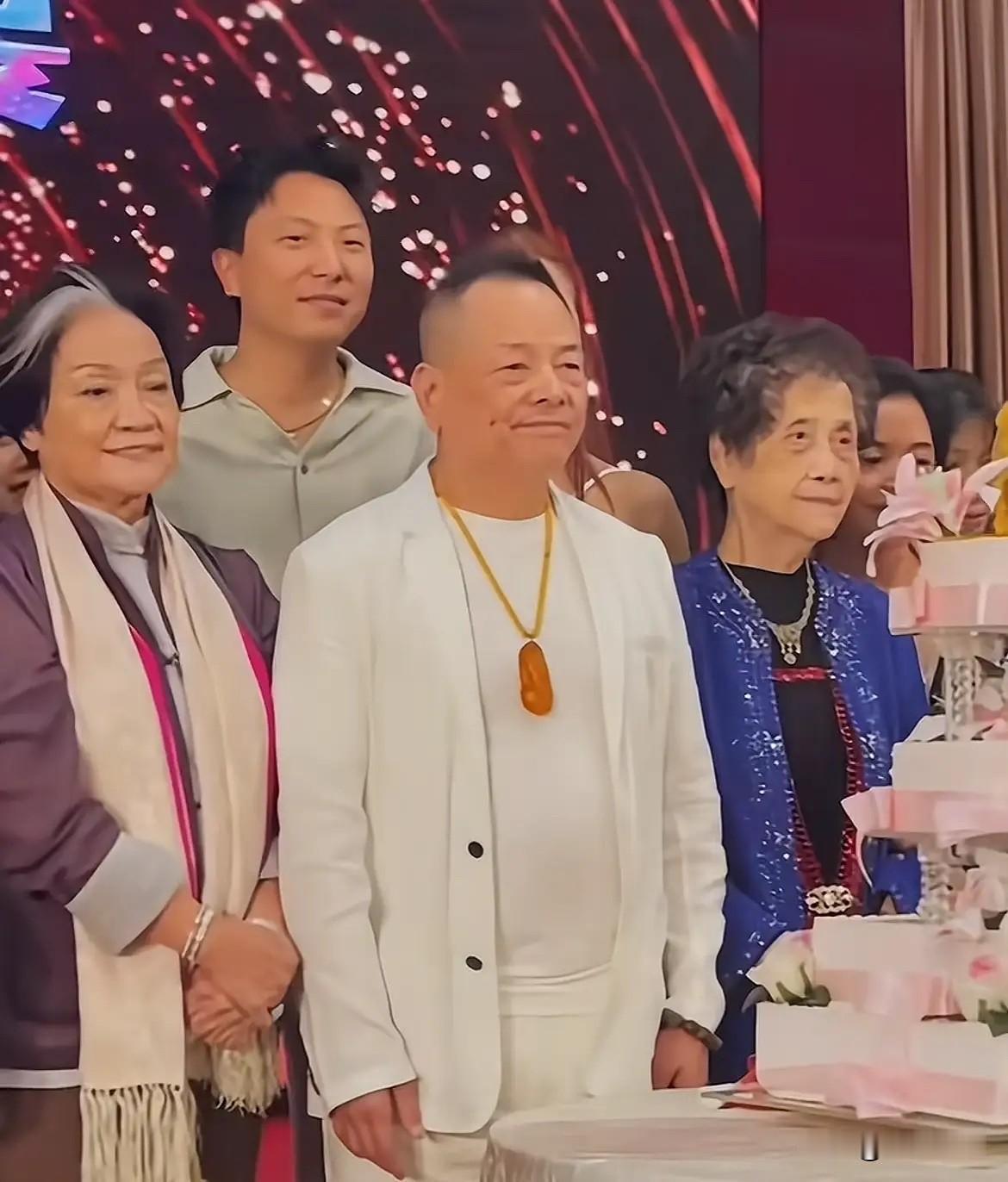 71岁崩牙驹高调连办两场寿宴！入场礼金最低5000港币，圈内人敢怒不敢言。
 