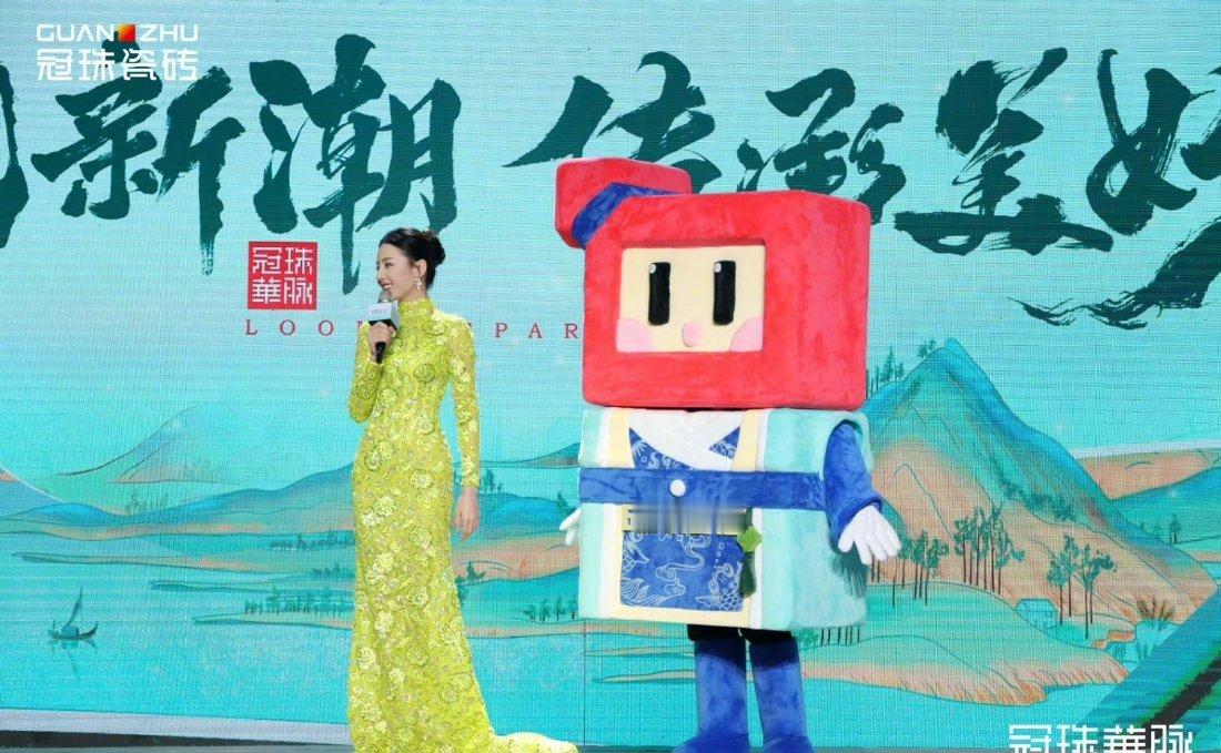 迪丽热巴带小红砖演绎中国美 迪丽热巴好美[么么哒][么么哒][么么哒]，晚上七点