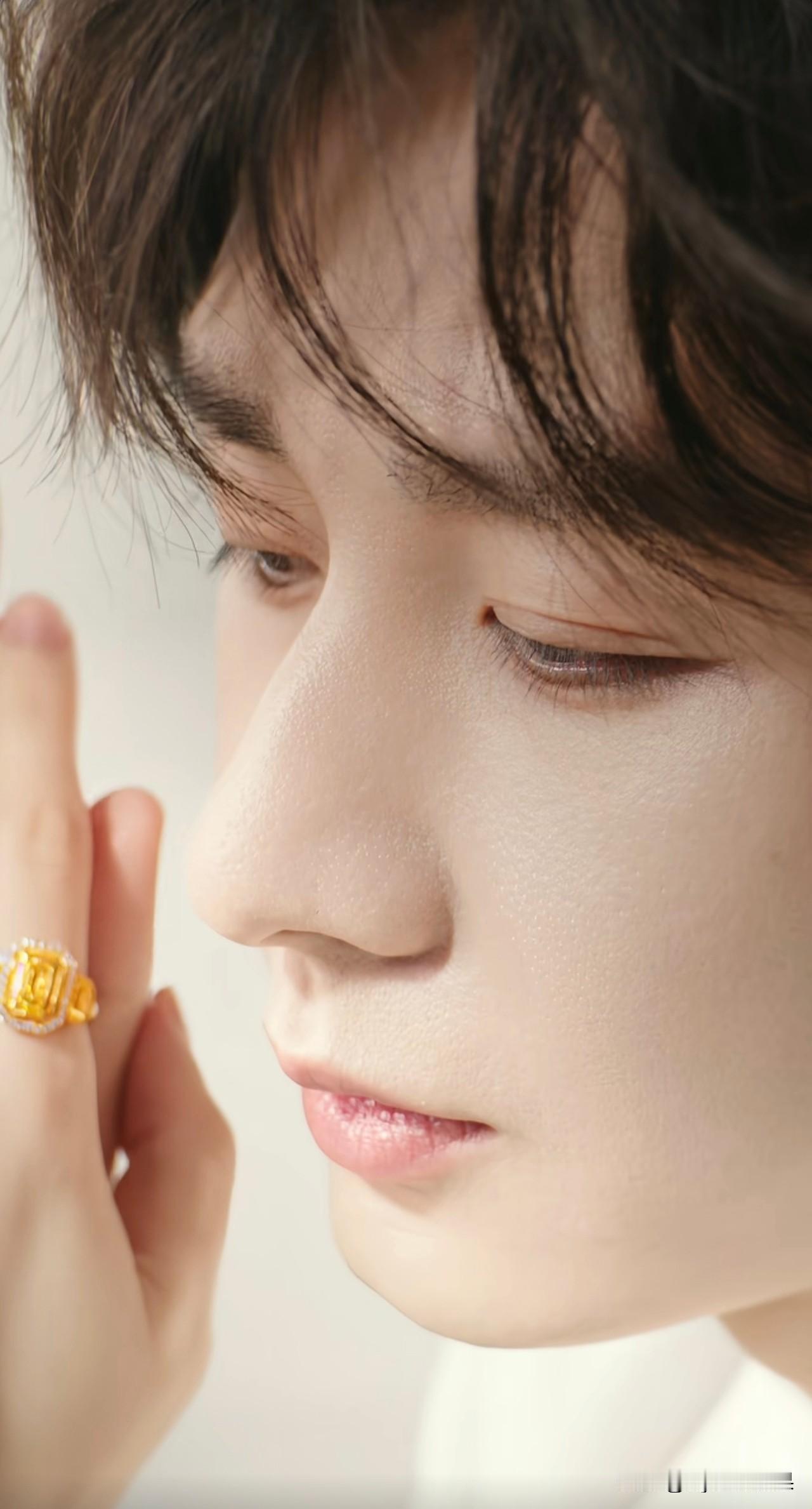 才发现六福珠宝新出的方糖系列，真的特别像应渊的仙灵，应渊君为了三界苍生，亲自碎了