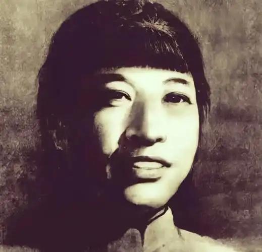 1928年，贺龙的亲妹妹被敌人押赴刑场。敌人将她的衣服扒光，把她的四肢分开绑在两