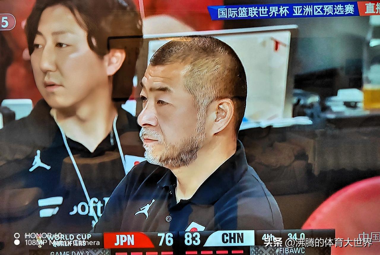 本场中日男篮之战，最沮丧的人当属这位身材矮小、目光狡诈的日本主帅桶谷大。作为日本