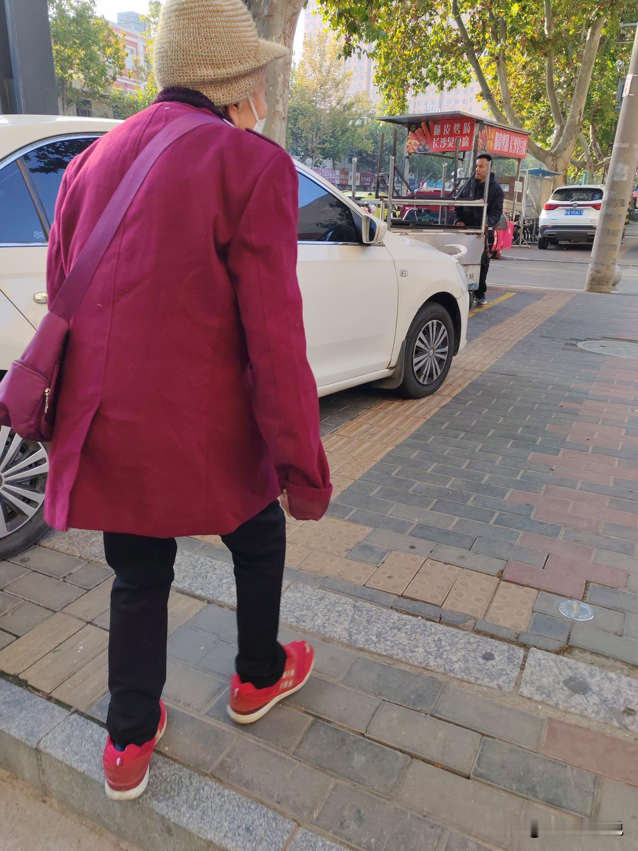 今天这个老奶奶把我吓出一身冷汗。10月30日，西安。早上7点多，我一边啃煎饼果子