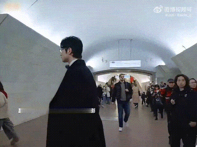 孙丞潇坐地铁追妻金莎被人放在心尖上是什么感觉，看这段就懂了。金莎随口的一句吐槽被