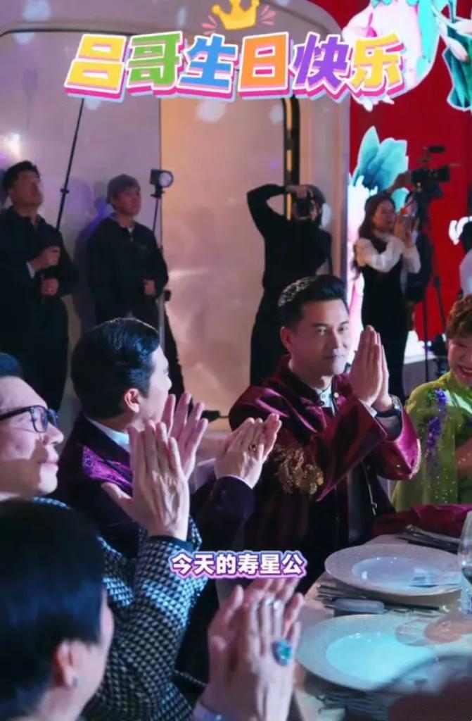 吕良伟70岁生日宴举行！
70岁的吕良伟在香港举办寿宴，因其冻龄状态和半个港圈巨