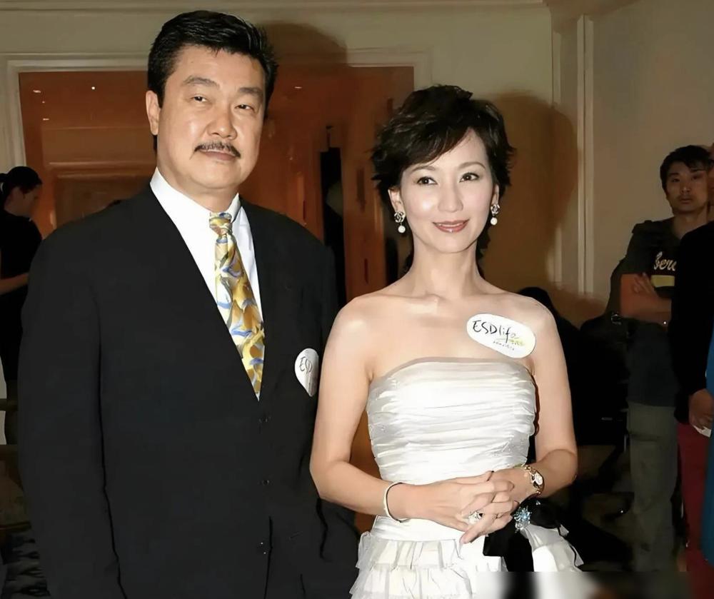 都搞错了。黄锦燊那部《她来自胡志明市》，根本不是他的污点，而是他递给资本圈的投名