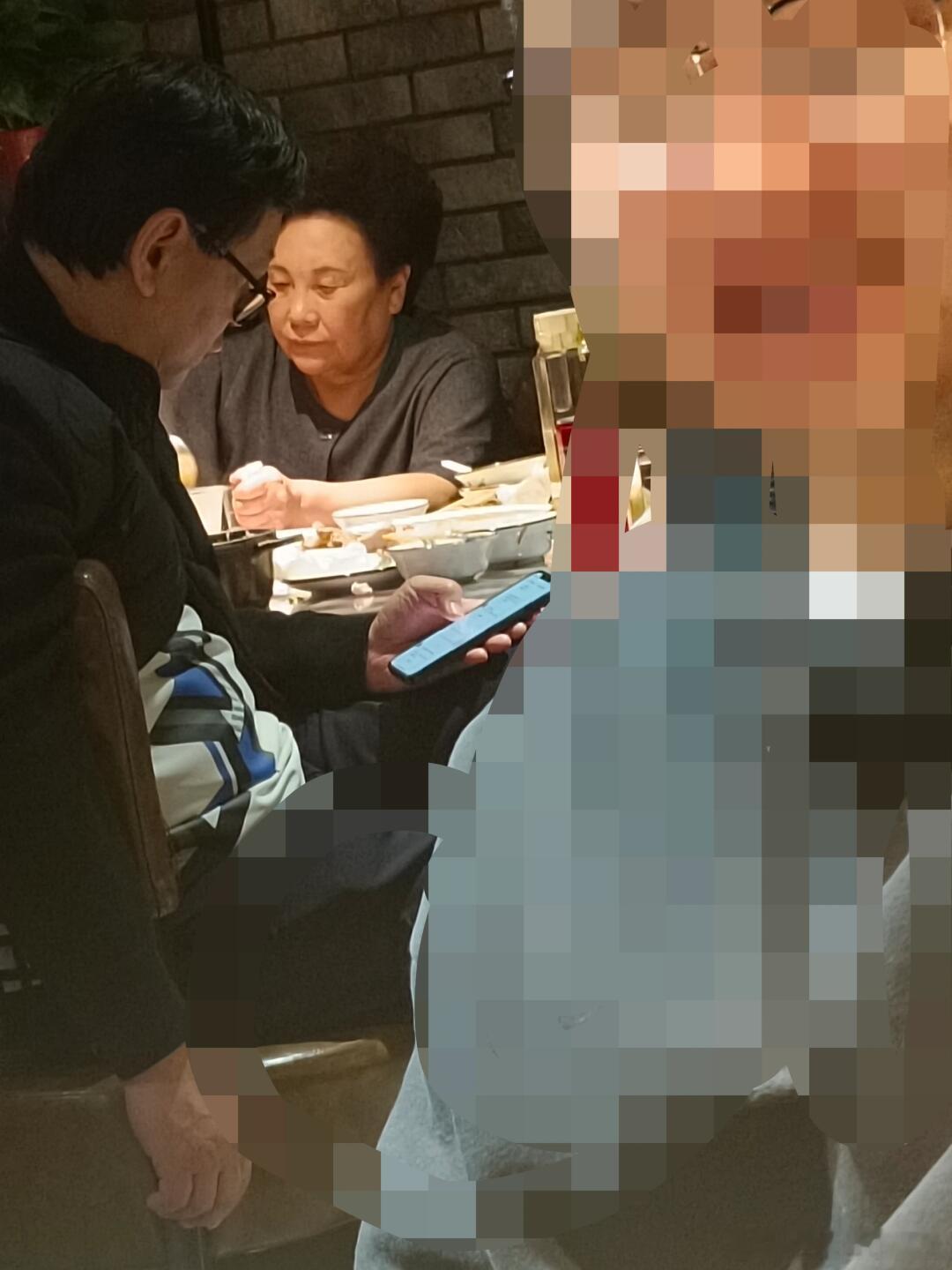 网友餐厅偶遇秦昊父母，老两口发量惊人！是一个发型师理的吗？[笑cry] ​​​