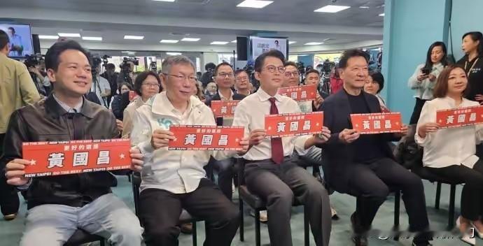 有人骂赵少康给黄国昌站台，我认为这些人都没有看清楚，赵少康现在是蓝白合的一个关键