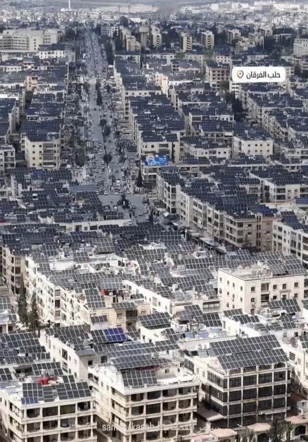 阿勒颇屋顶蓝板刷屏，

说是东大产光伏救了全城，

结果全是假的。

最近网上疯