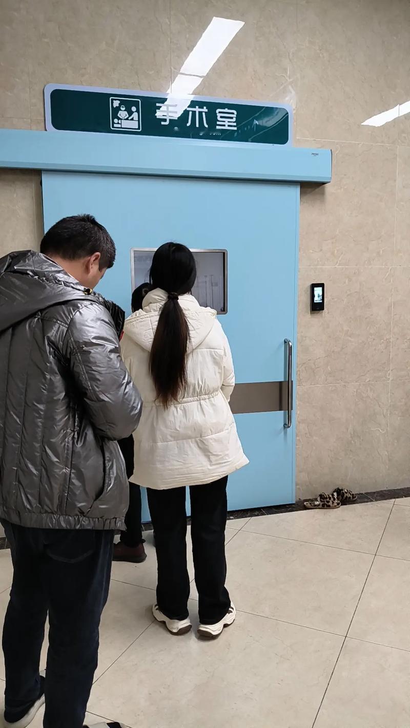 妈妈住院第四天，漫长的日子。陪着她，就像小时候她陪我。每晚陪护妈妈，感受亲情温暖